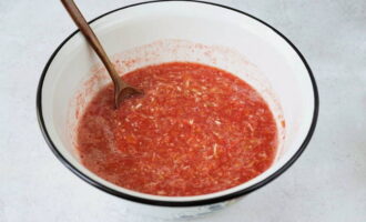 Överför den resulterande varma massan till de purerade tomaterna. Blanda ingredienserna, rör om väl.