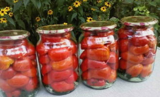 Kook voor de marinade water met zout en suiker en voeg op het einde azijn toe. Giet het mengsel in potten met tomaten en olie.