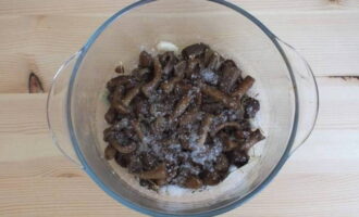 Leg een laagje honingchampignons op de kruiden en bestrooi met de helft van het resterende zout.