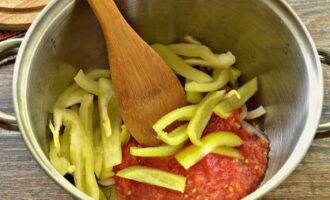 Snij de paprika zonder zaadjes in dunne reepjes. Doe het ingrediënt in de pan.