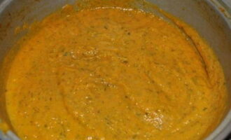 Laat het mengsel 1-1,5 uur op laag vuur sudderen. Voeg tegen het einde van het koken zout, kruiden en hete peper toe.