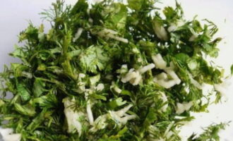 Băm tỏi, trộn với rau thơm và giấm.