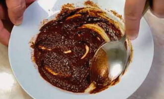 Blanda sojasås med hackad vitlök, salt och kryddor. Häll vegetabilisk olja här och blanda allt noggrant.