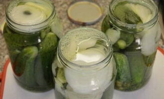 Giet de tweede keer de marinade over de groenten. Daarvoor koken we water met zout en suiker.Laat 30 minuten staan ​​en giet de marinade in een pan.
