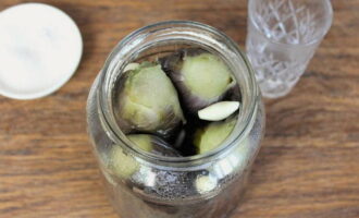Magdagdag ng mga peeled na clove ng bawang.