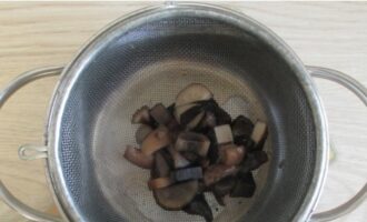 Koka samtidigt svampen tills den är mjuk, precis som potatisen, överför den till en sil eller durkslag för att få bort överflödig vätska.
