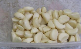 Pel de knoflookteentjes.