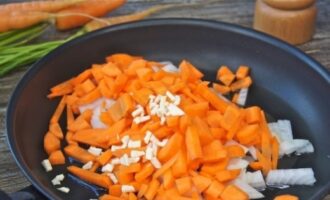 We vullen de samenstelling aan met gehakte peterseliewortel en laten sudderen tot alle ingrediënten zacht zijn.