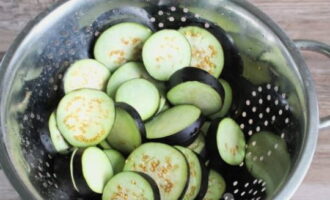 Pagkatapos ng oras na ito, banlawan ng mabuti ang mga talong sa ilalim ng tubig na tumatakbo at alisin ang labis na tubig gamit ang isang napkin o iwanan ang mga ito sa isang colander.