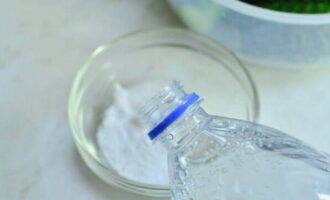 Sa isang hiwalay na mangkok, paghaluin ang asin sa mineral na tubig.