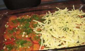 Bestrooi met gehakte knoflook en kruiden. Bedek alles met geraspte kaas.