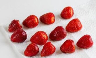 Ikalat ang isang tuwalya ng papel sa countertop at ikalat ang mga strawberry dito sa isang solong layer. Siguraduhing alisin ang labis na kahalumigmigan.