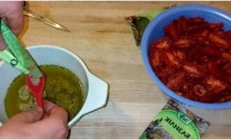 Barrejar bé l'oli d'oliva amb les herbes seques i deixar infusionar.