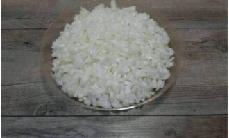 Pinong tumaga ang binalatan na sibuyas.
