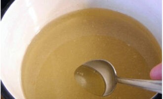 Blanda alla ingredienser till fyllningen, koka upp och låt svalna.