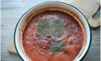 Efter att ha kokat blandningen i 15 minuter vid lägsta temperatur, krydda med svartpeppar, torr adjika och suneli humle.
