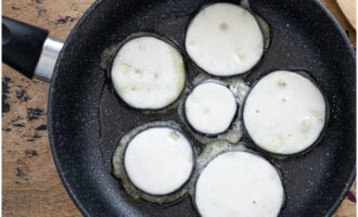 Chiên rau trong dầu hướng dương đã đun nóng cho đến khi giòn, sau đó nhớ thấm bằng khăn ăn để loại bỏ mỡ thừa.