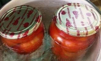 Doe de bereidingen in een pan met water en een handdoek onderin. Steriliseer gedurende 10 minuten nadat het water kookt. Daarna halen we de blikjes eruit en rollen ze op. Draai ze ondersteboven, wikkel ze in een deken en laat ze volledig afkoelen.