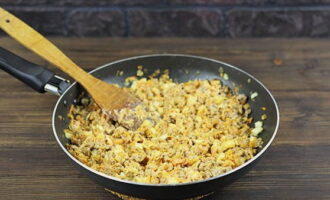 Afegiu una mica de polpa de carbassa a la carn picada. Afegiu la crema agra, la pasta de tomàquet, la sal i el pebre. Remeneu i cuini a foc lent un parell de minuts més.