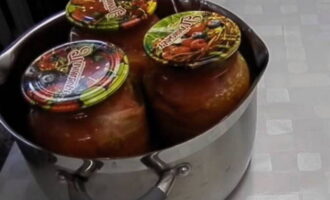 Pagkatapos ay isterilisado ang workpiece, tulad ng lahat ng pinapanatili sa bahay, sa loob ng 15 minuto mula sa simula ng tubig na kumukulo sa kawali.