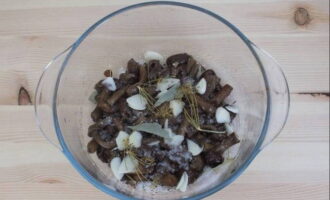 Plaats vervolgens de rest van de champignons, zout en doe de rest van de kruiden erop.