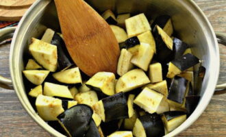 Doe de voorbereide aubergines in het mengsel.