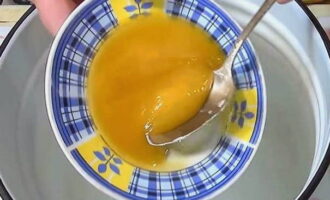 Adăugați miere și amestecați bine conținutul.
