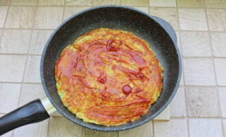 Înmuiăm baza aproape finită cu ketchup sau folosim un analog sub formă de adjika de casă și alte lucruri.