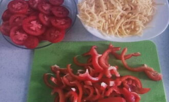 A sajtot reszelőn ledaráljuk. A fokhagymát meghámozzuk, a fűszernövényeket megmossuk, a csirkemellet megmossuk. A felsorolt ​​komponenseket egy húsdarálón görgetjük át.