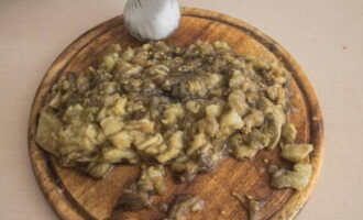 Maal de pulp. Bestrooi met zout.