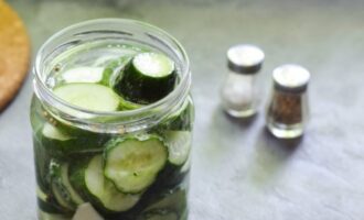 Kook tegelijkertijd water in een pan en voeg zout, azijn en kristalsuiker toe - giet het in een pot.