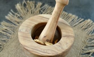 Pentru a pregăti dressingul, uscați nucile și puneți-le într-un bol de mojar sau blender.