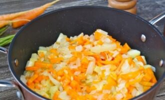 We sturen de gebakken saus naar de courgette.