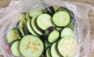 Ilagay ang mga inihandang eggplants sa isang freezer bag o lalagyan.