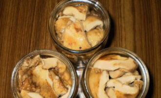 Leg hier de champignons, giet de marinade erbij en voeg tafelazijn toe. Rol op en laat staan ​​tot het volledig is afgekoeld.