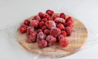 Ilagay ang mga pinatuyong strawberry sa isang ziplock bag o lalagyan na may masikip na takip at ilagay sa freezer. Maligayang paghahanda!