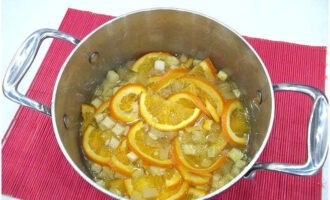 Ilagay ang kawali sa mababang init at, habang hinahalo, pakuluan ang pinaghalong at ang asukal ay ganap na natunaw. Pagkatapos ay lutuin ang jam sa loob ng 10 minuto at alisin ang kawali mula sa apoy.