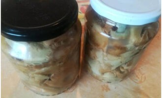 Inilalagay namin ang mga alon nang mahigpit sa mga sterile na garapon. Punan ang mga ito ng langis ng gulay at isara sa mga plastic lids. Sa susunod na araw maaari kang magdagdag ng langis (kung ang mga kabute ay kapansin-pansing nanirahan).