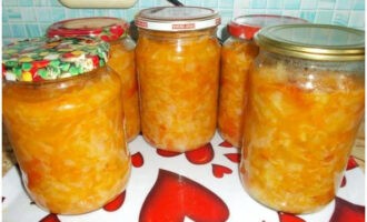Solyanka với bắp cải và cà chua đựng trong lọ đã sẵn sàng cho mùa đông. Mang nó đi để lưu trữ.