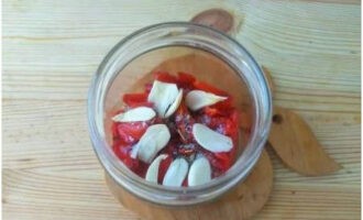 Cắt tỏi bóc vỏ thành cánh hoa và rắc lên trên.