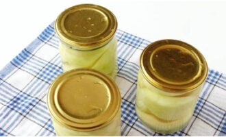 Acoperiți borcanele cu capace și după 7 minute turnați lichidul în tigaie.