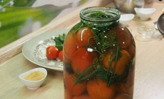 Meng de marinade opnieuw en giet deze in de pot, waarbij je bovenaan een centimeter vrij laat.