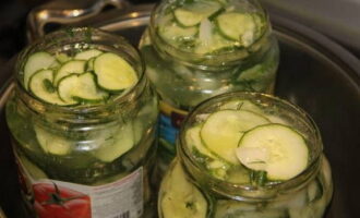 Plaats de lekkernijen in steriele potten. Plaats ze in een waterbad en steriliseer gedurende 30 minuten. Sluit vervolgens de deksels en laat volledig afkoelen.