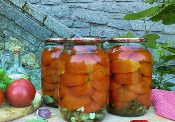 Tomaten met uien en boter voor de winter