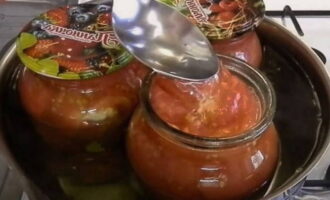 Sa pagtatapos ng isterilisasyon, magbuhos ng isang kutsara ng suka sa bawat garapon.