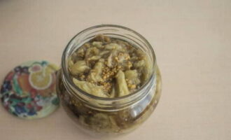 Doe de gehakte pulp in een gesteriliseerde pot.