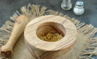 Frecați până când se eliberează ulei.