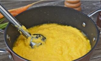 Meng de ingrediënten met een staafmixer tot een gladde massa en laat op laag vuur onder deksel gedurende 60 minuten sudderen.