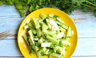 Așezați salata pe un platou de servire și începeți masa. Poftă bună!