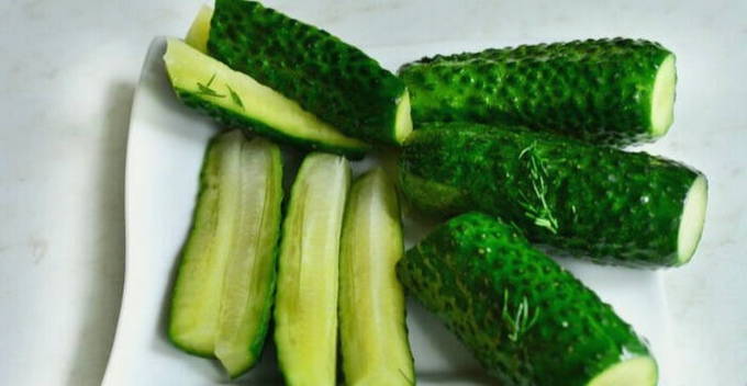 Banayad na inasnan na mga pipino sa mineral na tubig